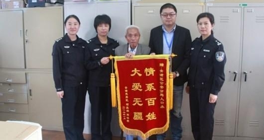 八旬老人二十多年无户口成心病 民警四处奔走帮其寻回户籍