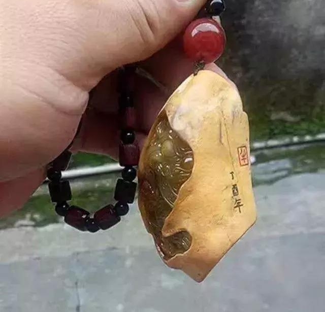 不一样的翡翠原石,结果被雕刻师玩出不一样的效果,雕刻师真会玩