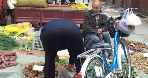 地摊卖菜的大爷:你们别用微信给钱了,钱都给没了 真是让人气愤