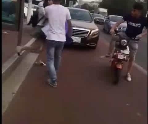 ���۳���ͣ���󵱽���Ů����飬Ů�����ķ�Ӧ�ñ��۳���������