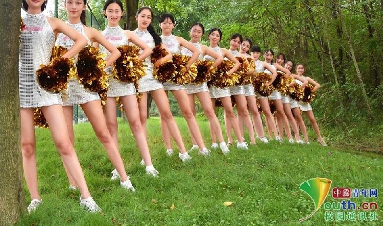 重庆高校“篮球宝贝”宣传照走红 满屏都是大长腿
