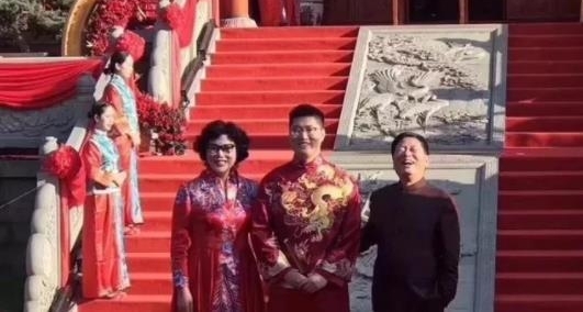 富商请来八抬大轿举办豪华婚礼,豪车堪称车展,还有直升机助阵