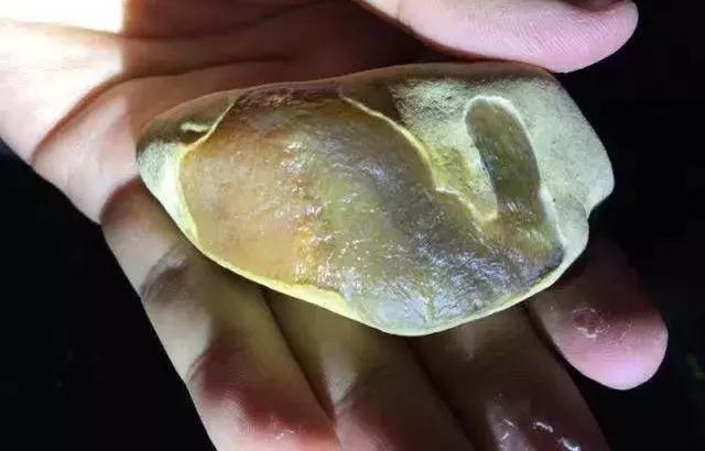 不一样的翡翠原石,结果被雕刻师玩出不一样的效果,雕刻师真会玩
