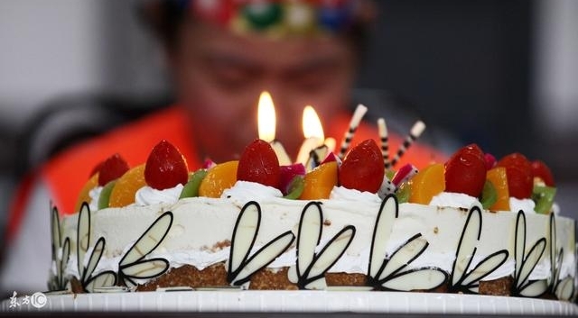6岁女孩每天站在村口发呆 生日愿望是盼着爸妈早点离婚
