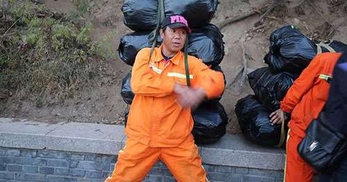 八达岭长城一天有垃圾10余吨 全靠清洁工背下山