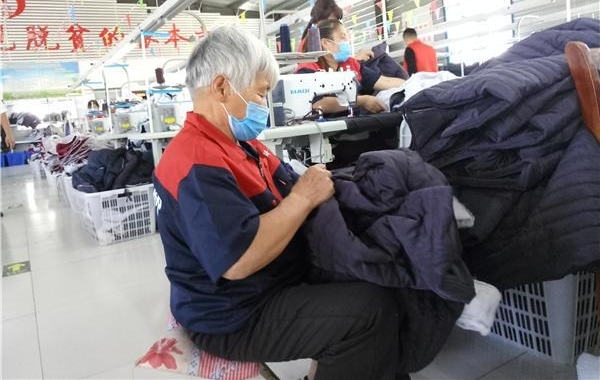 网聚河南扶贫新变化 扶贫车间开在家门口,就业、顾家两不误
