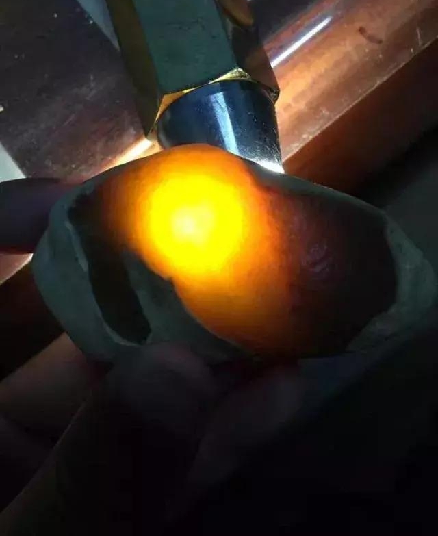 不一样的翡翠原石,结果被雕刻师玩出不一样的效果,雕刻师真会玩
