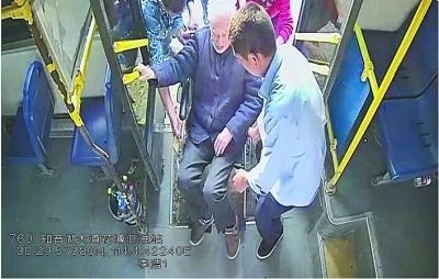 热心司机开中门放踏板相助