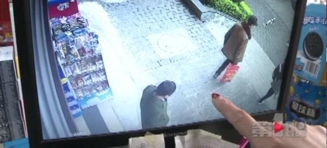 扫把、锅铲、花盆 这个小区居民楼上啥都敢往下掉
