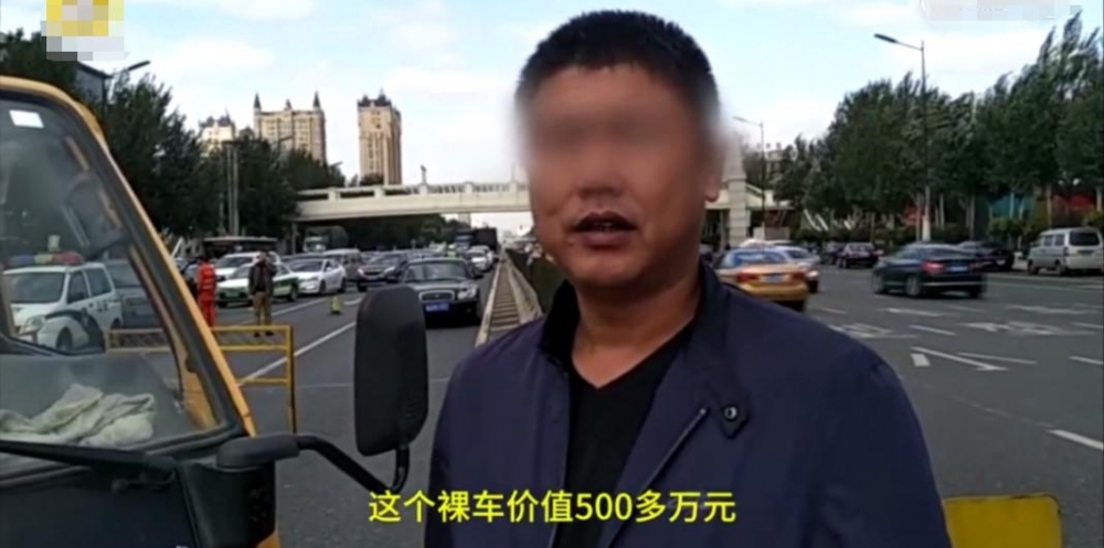 等红灯路面塌陷,500万劳斯莱斯入坑