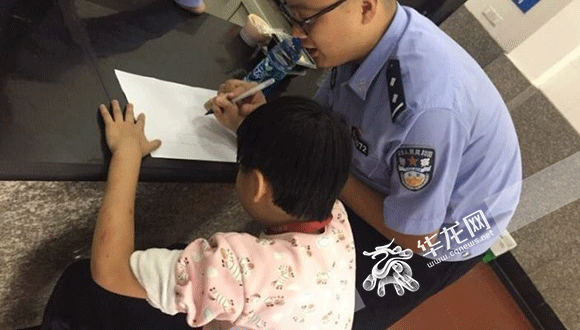 女孩独自出门迷路 一幅画作帮民警找到她家人
