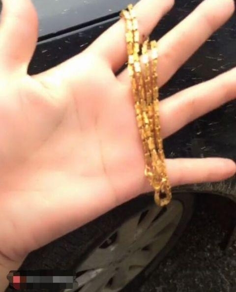 天上没掉馅饼却掉了金链子,而女子的做法让人忍不住点赞