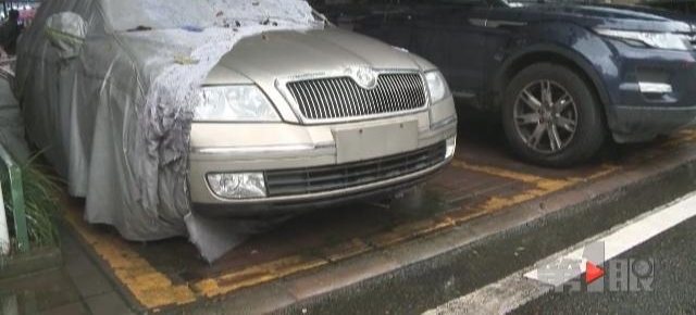 新车撂路边三年不挪窝 土豪车主你在哪?
