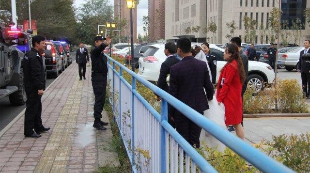 这对新人结婚 特警荷枪实弹夹道欢迎