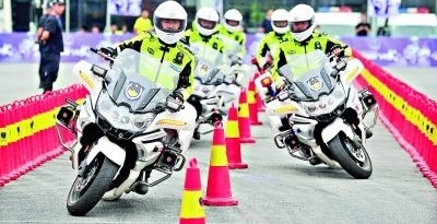 锛偤壕?炱镲紓大比武 女警帅气骑行600斤大摩托