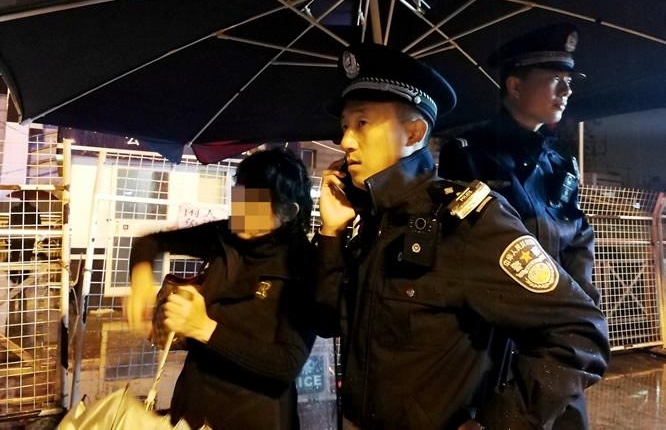 雨夜车站广场警民情