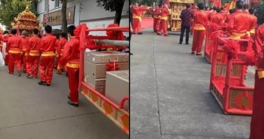 富商请来八抬大轿举办豪华婚礼,豪车堪称车展,还有直升机助阵