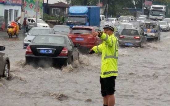 交警积水中疏导交通感动路人
