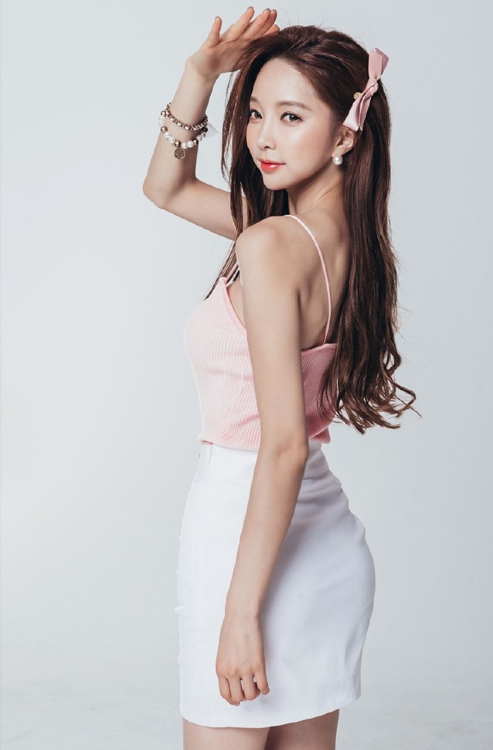 粉嫩韩国模特装束裙前凸后翘身材