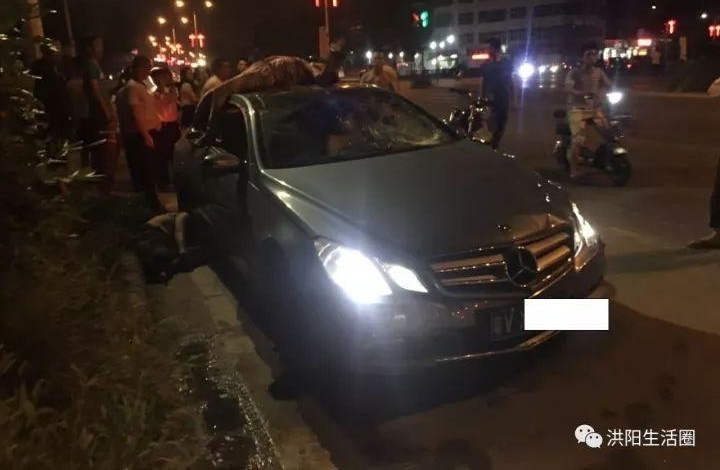 ���磡����ĳ�ز��ҳ���2��1�ˣ�Ů�ӱ�ײ�����ڳ���