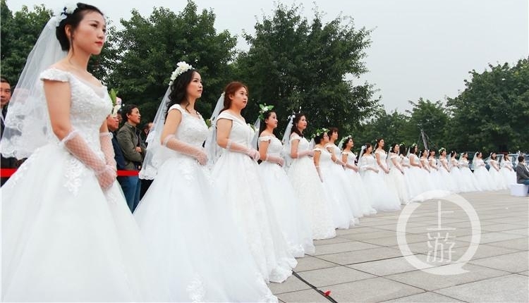 55对新人中央公园办集体婚礼