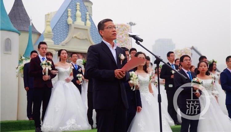 55对新人中央公园办集体婚礼