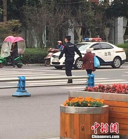 四川22岁警察牵80岁老婆婆过街 上万人赞“最暖牵手”