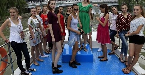 俄美女模特爱上中国 喜欢宽松工作环境着迷微信