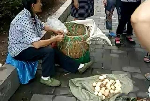 重庆一婆婆被骗哭 路人纷纷伸援手