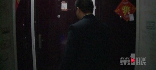 扫把、锅铲、花盆 这个小区居民楼上啥都敢往下掉