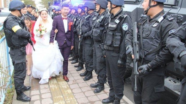 这对新人结婚 特警荷枪实弹夹道欢迎