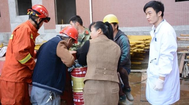 工地工人手被卡建材机械内大冶消防迅速救援