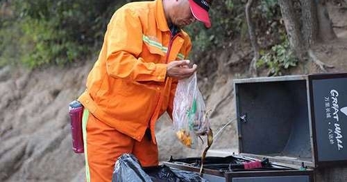 八达岭长城一天有垃圾10余吨 全靠清洁工背下山