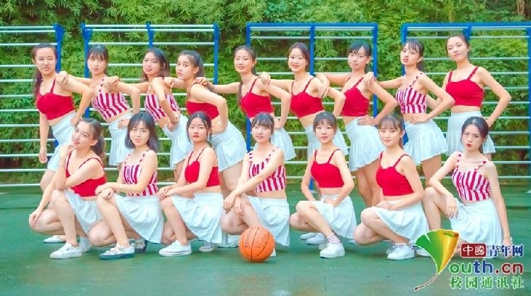 重庆高校“篮球宝贝”宣传照走红 满屏都是大长腿