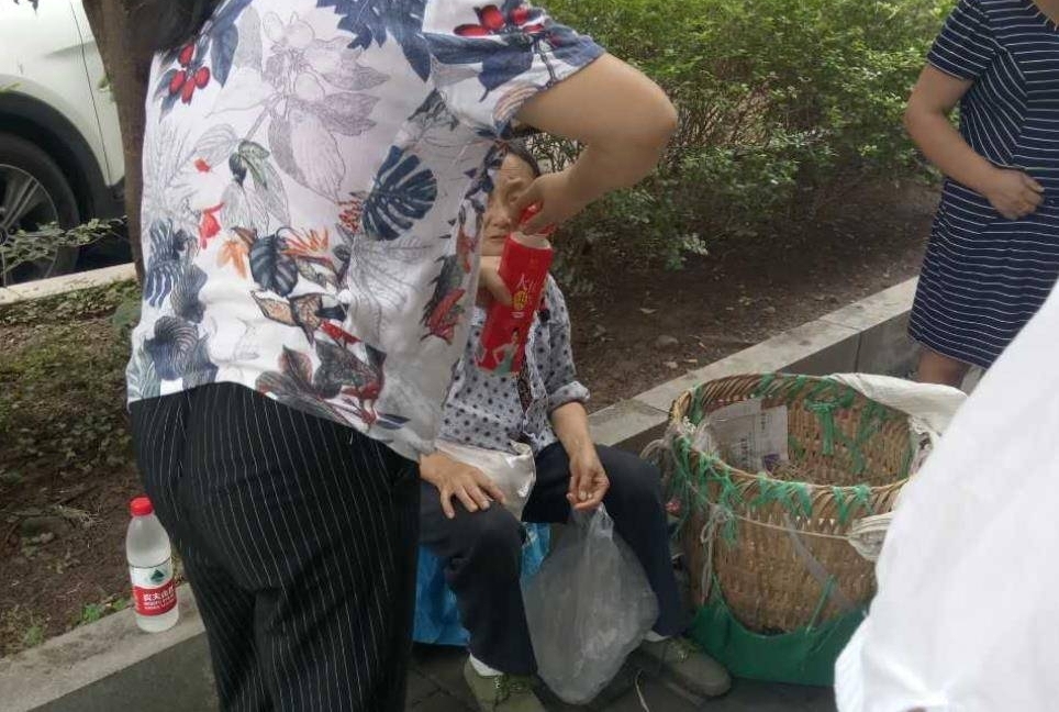 重庆一婆婆被骗哭 路人纷纷伸援手