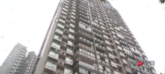 扫把、锅铲、花盆 这个小区居民楼上啥都敢往下掉