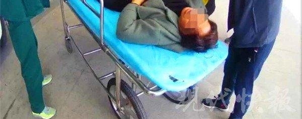女子突发心脏病倒在自家楼下 碰巧他们经过