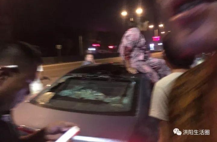 ���磡����ĳ�ز��ҳ���2��1�ˣ�Ů�ӱ�ײ�����ڳ���