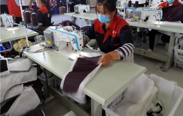 网聚河南扶贫新变化 扶贫车间开在家门口,就业、顾家两不误