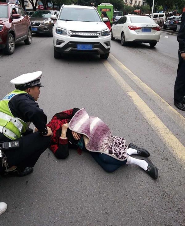 ��Ѯ���˱�ײ�� �񾯵�ϥ�����סͷ��ʩ�Ȱ�ο