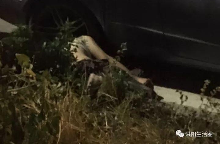 ���磡����ĳ�ز��ҳ���2��1�ˣ�Ů�ӱ�ײ�����ڳ���