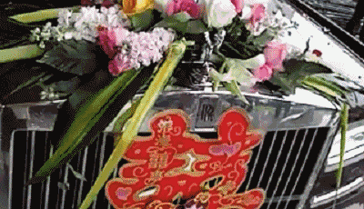富商请来八抬大轿举办豪华婚礼,豪车堪称车展,还有直升机助阵