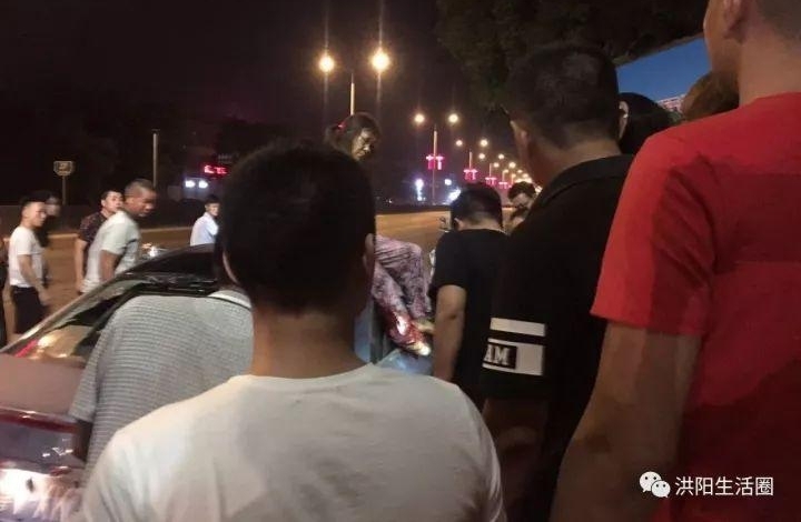 ���磡����ĳ�ز��ҳ���2��1�ˣ�Ů�ӱ�ײ�����ڳ���
