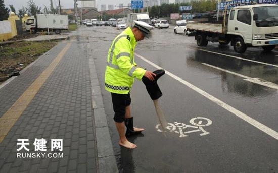 交警积水中疏导交通感动路人