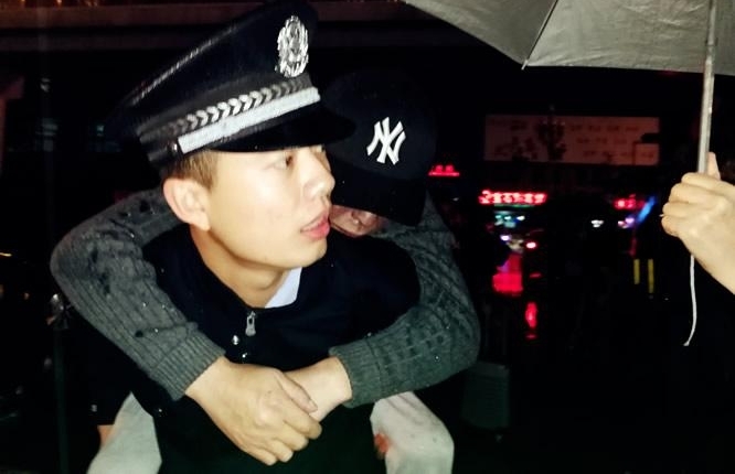 雨夜车站广场警民情