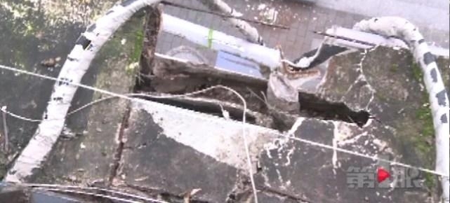 扫把、锅铲、花盆 这个小区居民楼上啥都敢往下掉