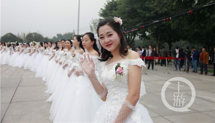 55对新人中央公园办集体婚礼