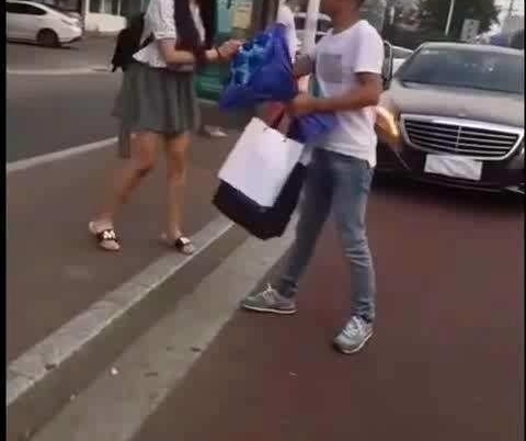 ���۳���ͣ���󵱽���Ů����飬Ů�����ķ�Ӧ�ñ��۳���������