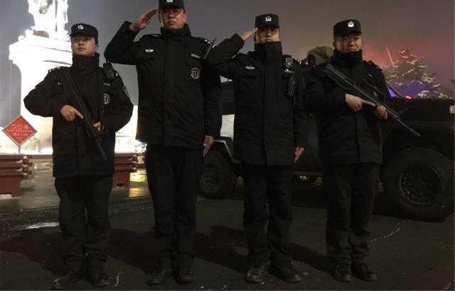这对新人结婚 特警荷枪实弹夹道欢迎