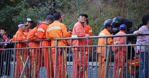 八达岭长城一天有垃圾10余吨 全靠清洁工背下山